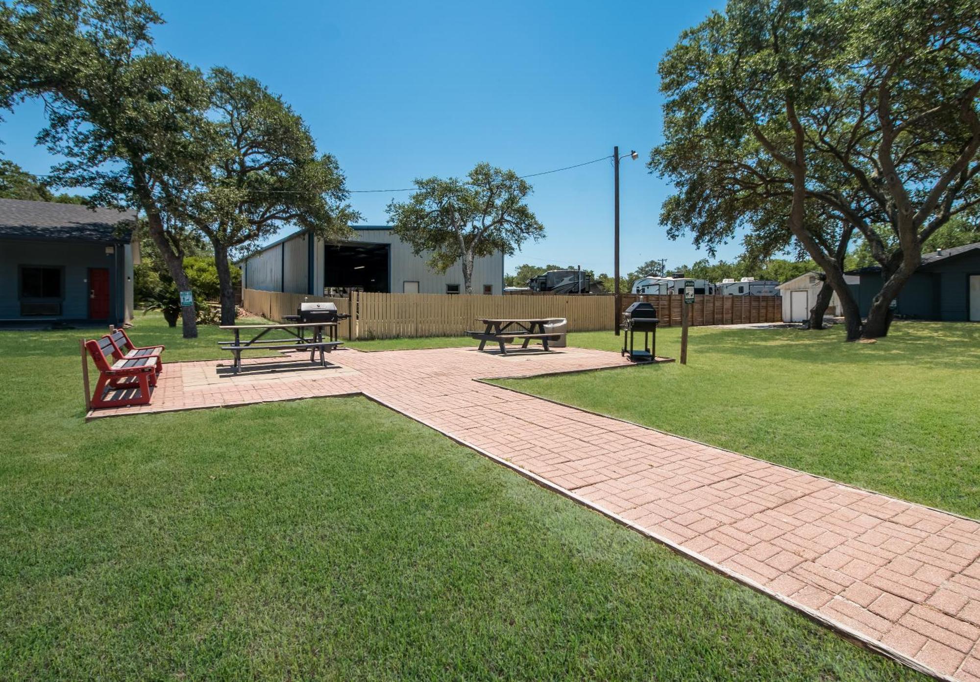 Hotel Econo & Fulton -